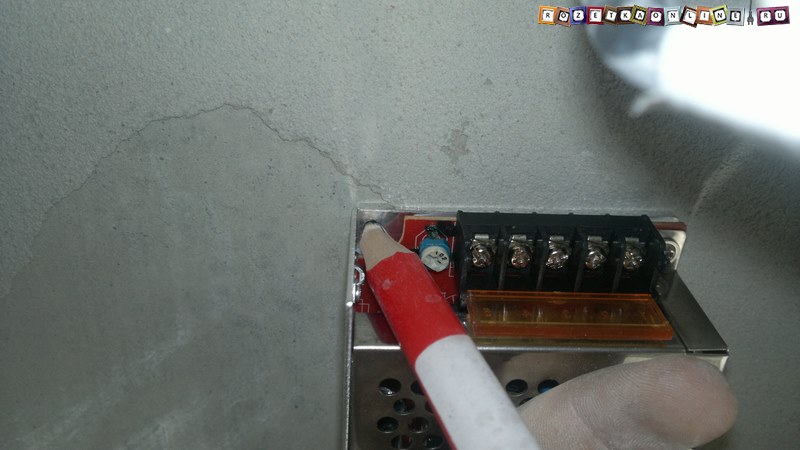 Hogyan szereljük fel a led csíkot a függönyrudara