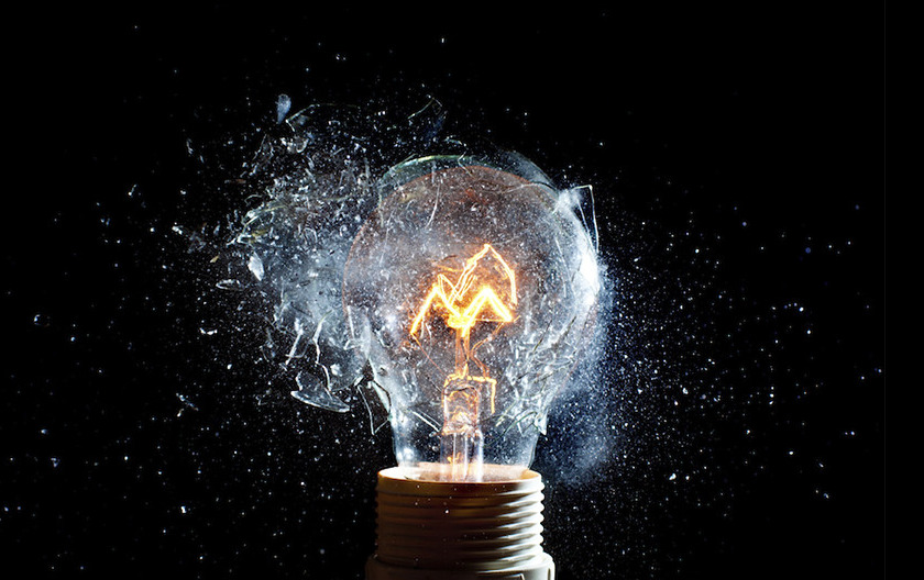 счупена крушка на лампата