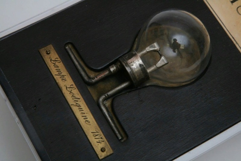 A história da invenção da lâmpada incandescente