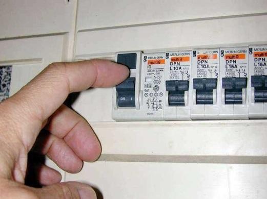 Maitinimo atjungimas norint nuimti lubas