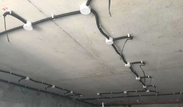 Как да инсталирате лампата в стелажния таван