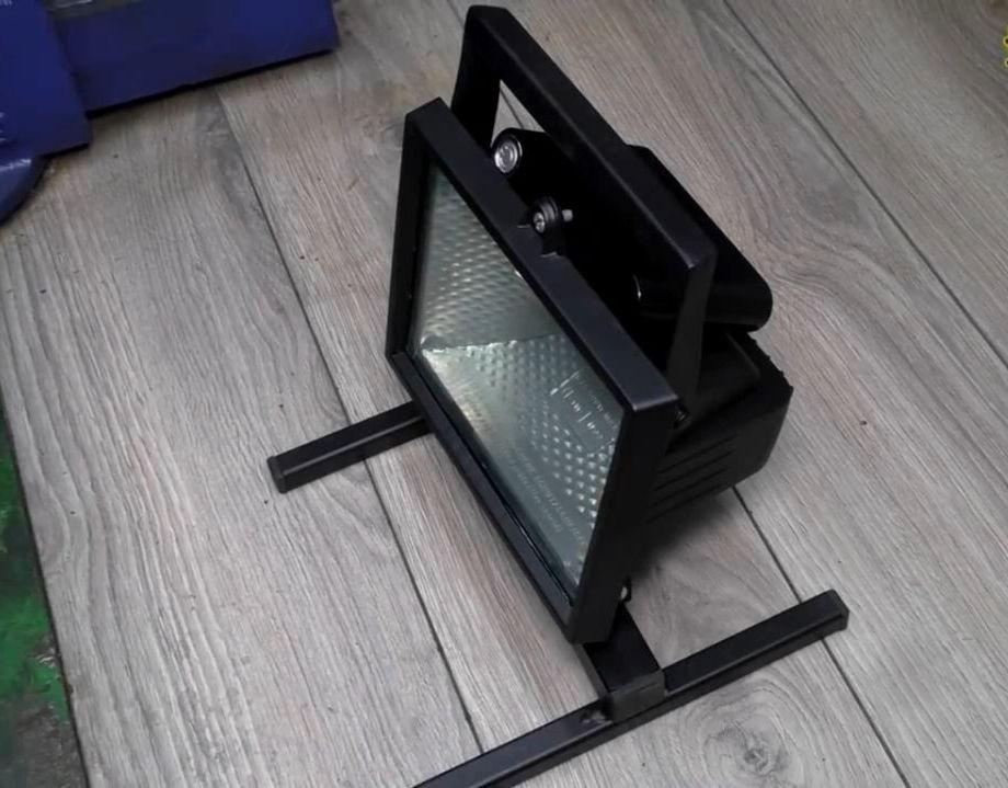 便攜式 LED 聚光燈。