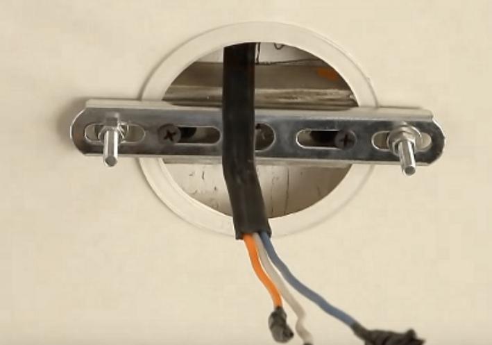 聚光燈在拉伸天花板中的安裝技術