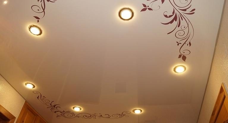 Как правилно да позиционирате лампите на опънатия таван