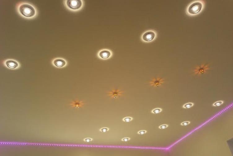 如何在拉伸天花板上正確放置燈具