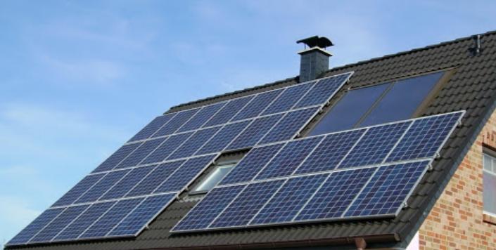 逐步在屋頂上安裝太陽能電池板