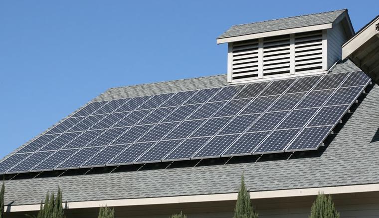 Az akkumulátorok helyet takarítanak meg és védik a tetőfedő anyagot, meghosszabbítva annak élettartamát.