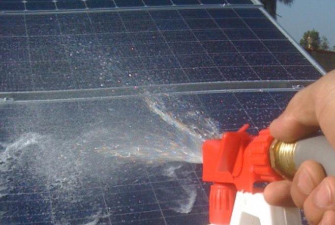 逐步在屋頂上安裝太陽能電池板