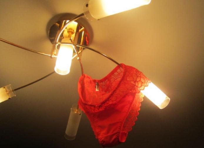 Mit jelent a piros rövidnadrág a csilláron?