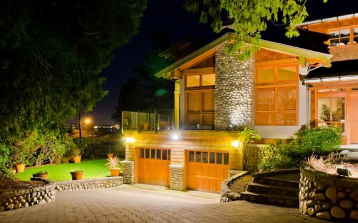 Монтаж на осветление в двора на селска къща