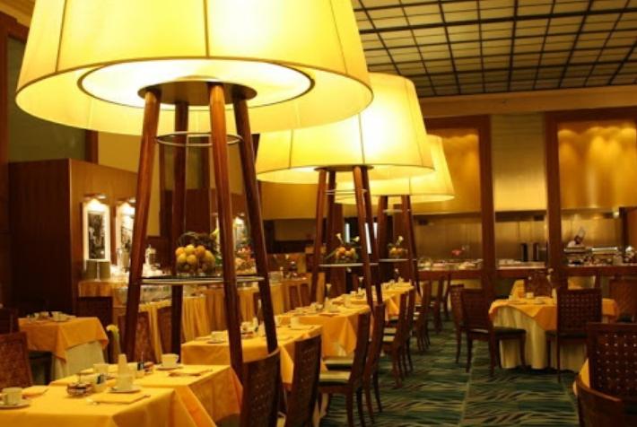 ในสถานประกอบการบางแห่ง หลอดไฟจะใช้แทนตำแหน่งหลัก