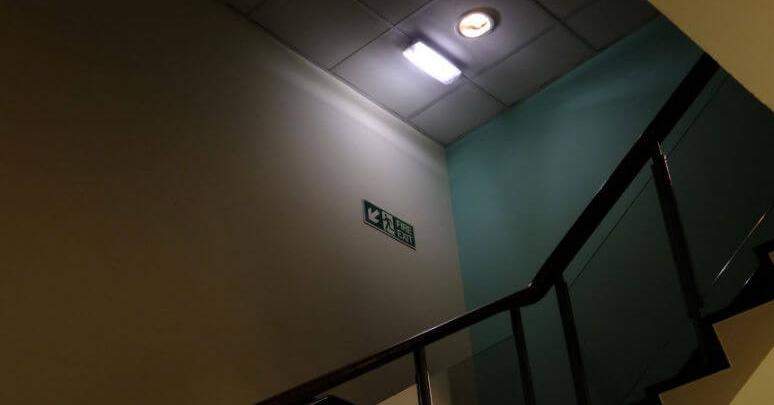 jó láthatóságot kell biztosítania a lépcsőkön.