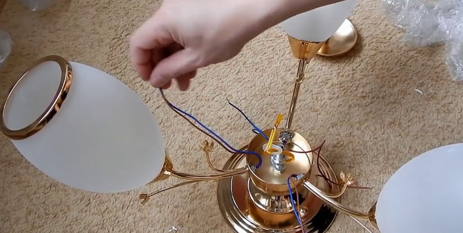 ลวดจะถูกดึงผ่านรูก่อน