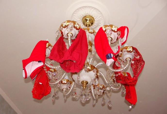 Mit jelent a piros rövidnadrág a csilláron?