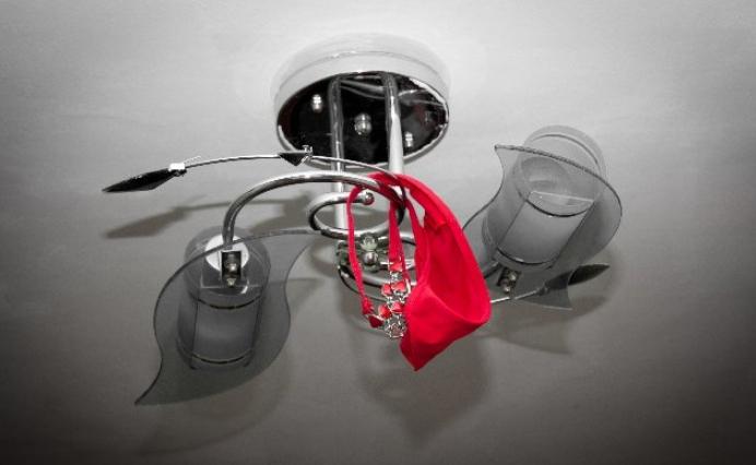 กางเกงขาสั้นสีแดงบนโคมระย้าหมายถึงอะไร