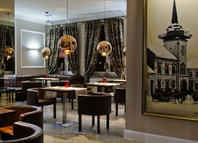 โคมไฟเดิมเหนือโต๊ะ