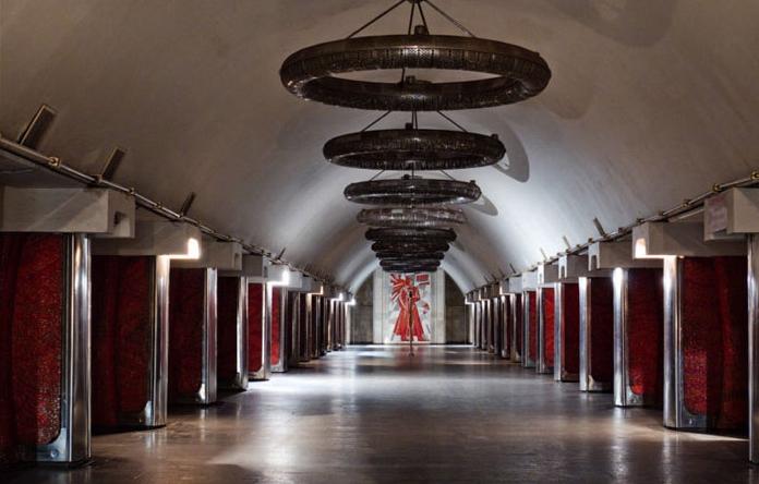 nagy helyiségekben kell elhelyezni, ahol sok ember felhalmozódhat.