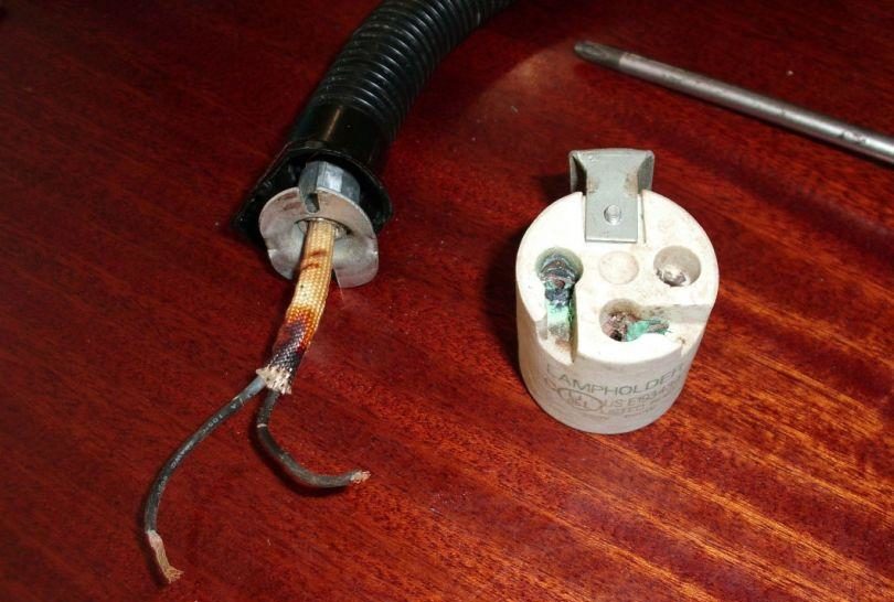 สายไฟที่ไหม้ของโคมไฟตั้งโต๊ะ