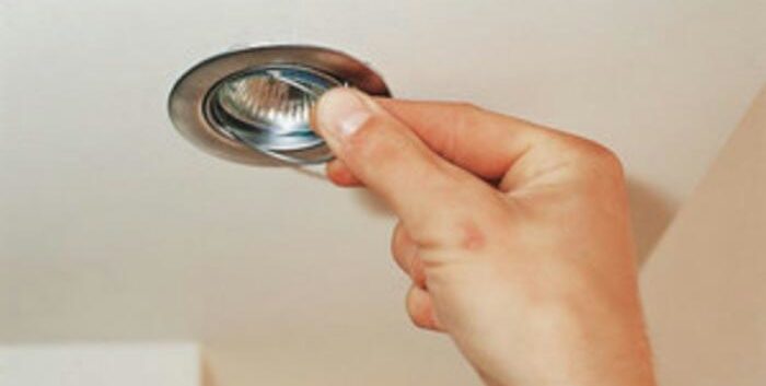 Funktioner för att byta ut en glödlampa i ett undertak