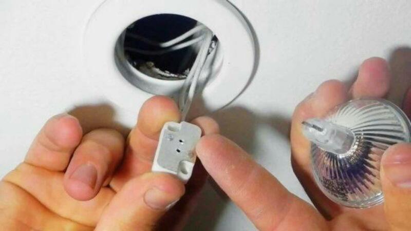 Funktioner för att byta ut en glödlampa i ett undertak