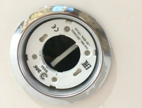 在假天花板中更換燈泡的特點