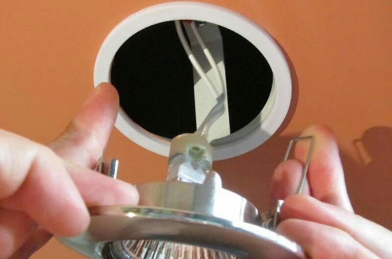 客廳的拉伸天花板照明