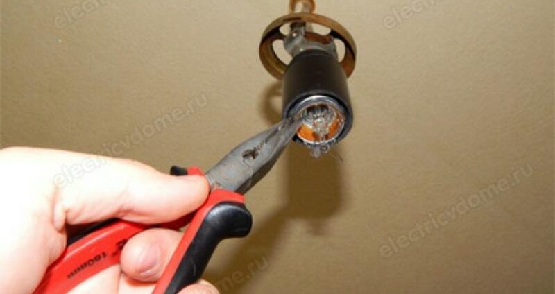 在假天花板中更換燈泡的特點