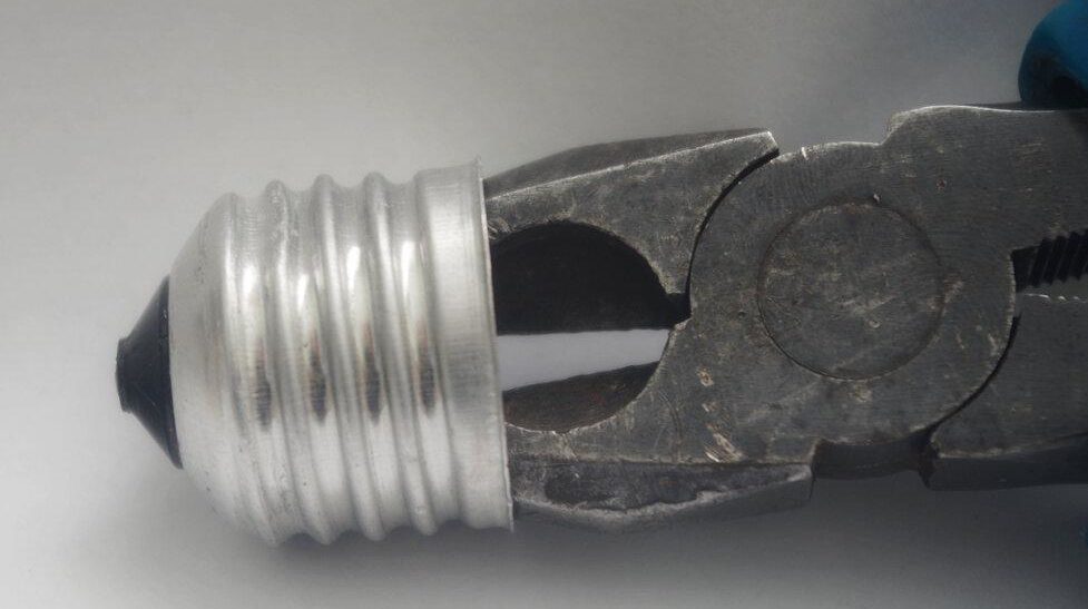 在假天花板中更換燈泡的特點