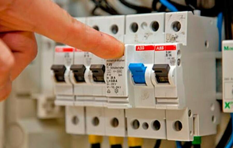 在假天花板中更換燈泡的特點