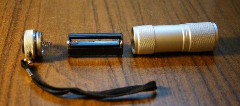 كيف يعمل مصباح يدوي