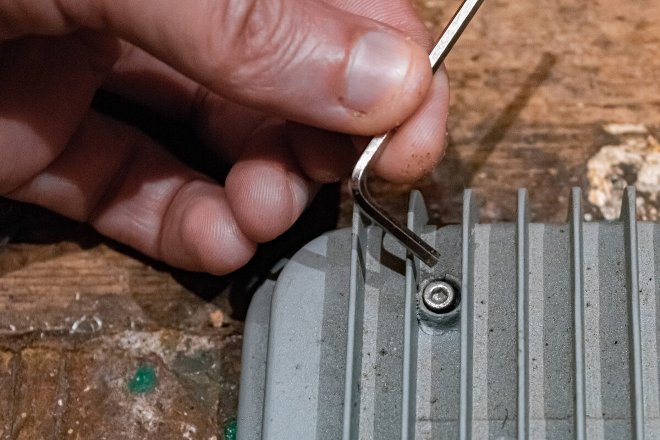 Csavarja fel a tok hátulját