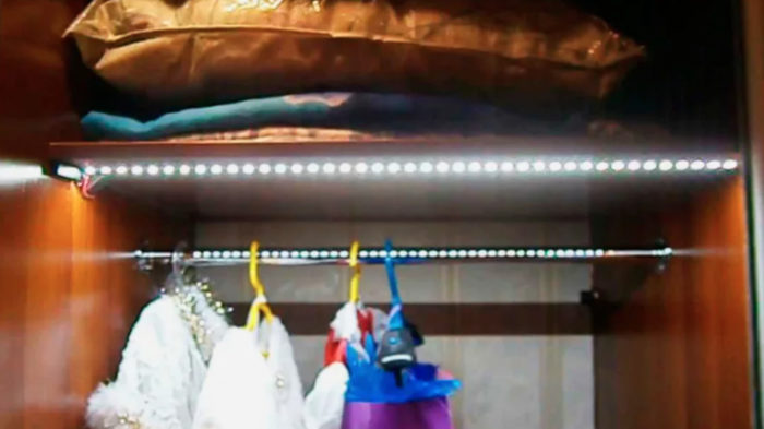 Kaip padaryti spintelės apšvietimą atidarius duris