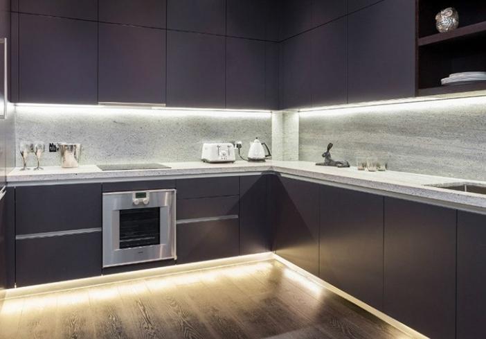 Pemasangan lampu di dapur di bawah kabinet gantung