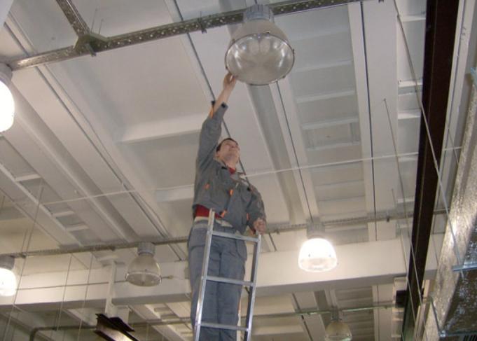 Обърнете внимание на безопасността по време на монтажа.