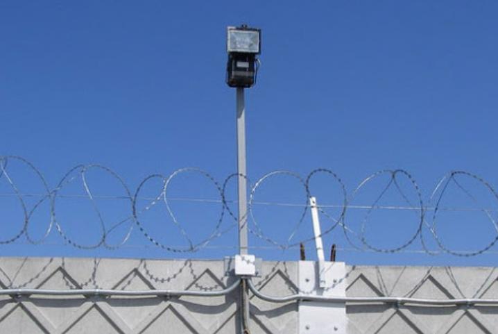 Selalunya lampu sorot diletakkan di atas kamera pengawasan.