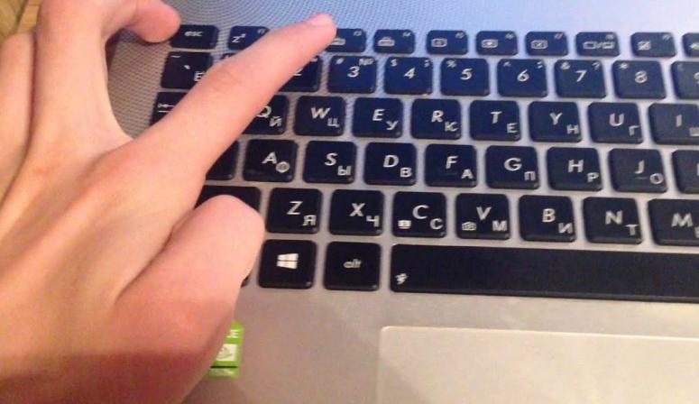 通過按下兩個按鈕的組合來激活。