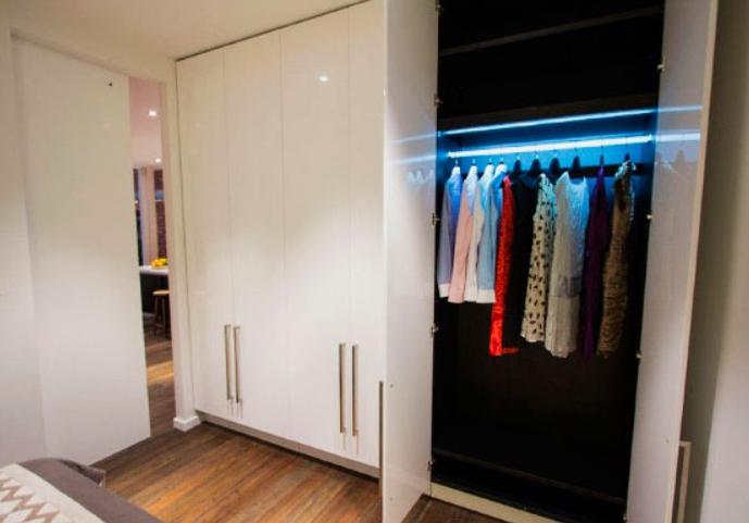 Viršutinė vieta yra klasikinė ant pakabų.