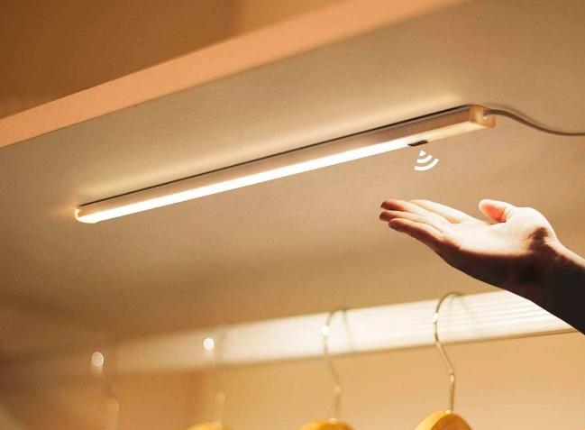 šviestuvas su įmontuotu judesio jutikliu.