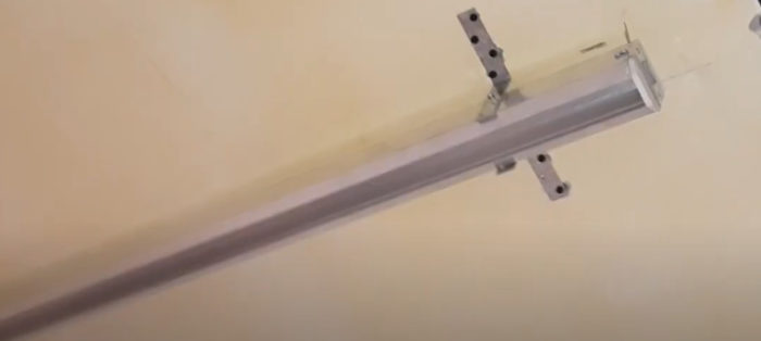 Instalação de luzes de pista em um tecto falso