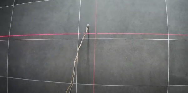 Instalación y conexión de un espejo con iluminación en el baño.