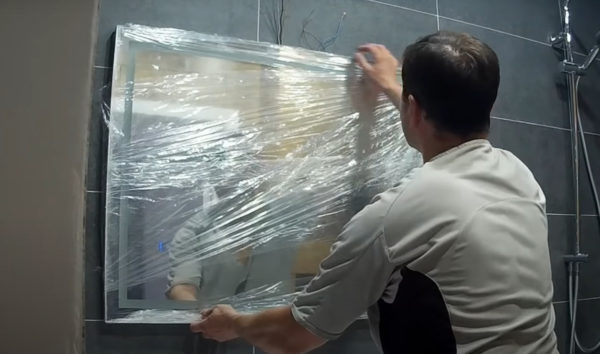 Instalación y conexión de un espejo con iluminación en el baño.