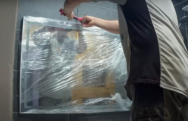 Instalación y conexión de un espejo con iluminación en el baño.