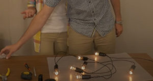 วิธีทำพวงมาลัยหลอดไฟด้วยมือของคุณเอง