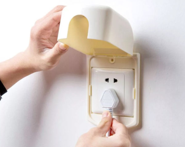 Instalación y conexión de un espejo con iluminación en el baño.