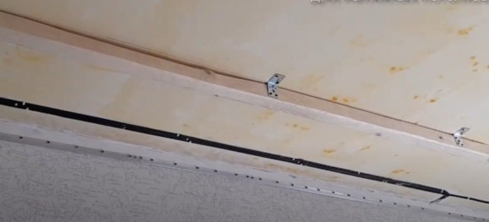 Instalação de luzes de pista em um tecto falso