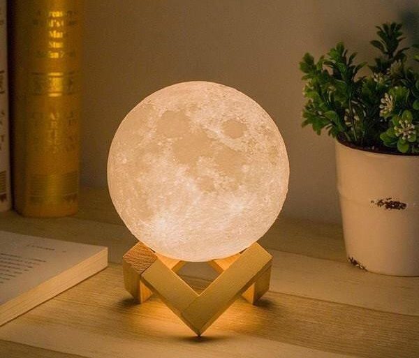 Intressanta lampor gjorda av trä och epoxiharts