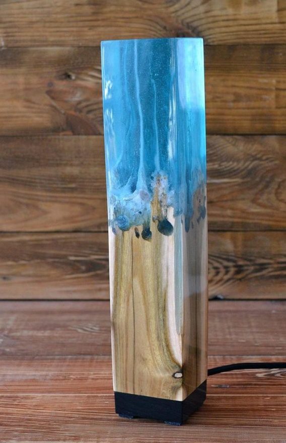 有趣的燈由木頭和環氧樹脂製成