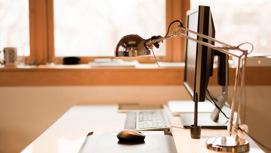 גוף התאורה חייב להיות מתכוונן בשלושה מישורים.