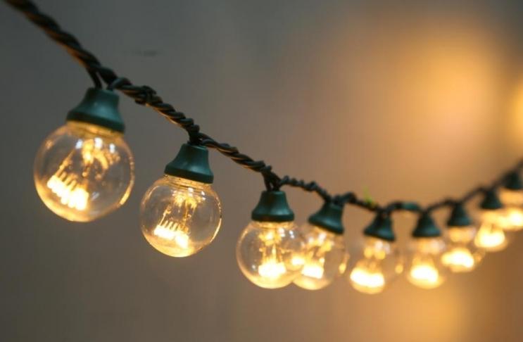 วิธีทำพวงมาลัยหลอดไฟด้วยมือของคุณเอง