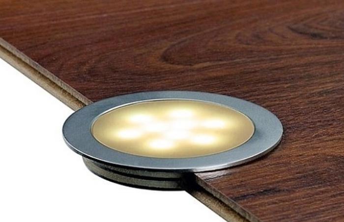 Wie man mit eigenen Händen Bodenbeleuchtung in der Wohnung macht